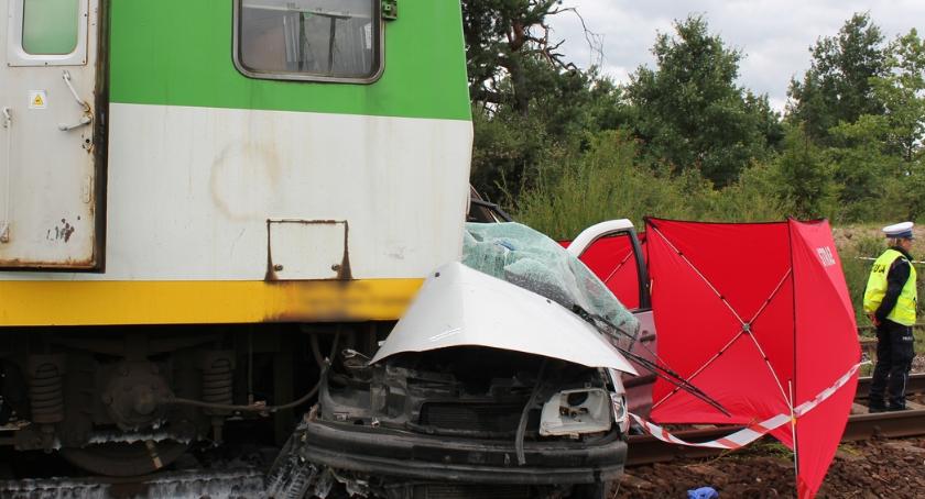 Tragedia na przejeździe kolejowym. Zginęło małżeństwo [ZDJĘCIA policji]