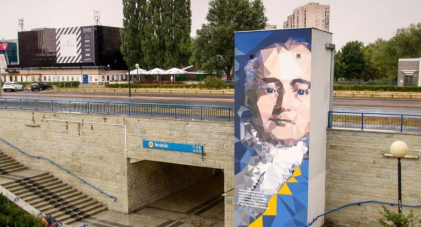 Wyjątkowe murale przy stacjach metra [ZDJĘCIA]