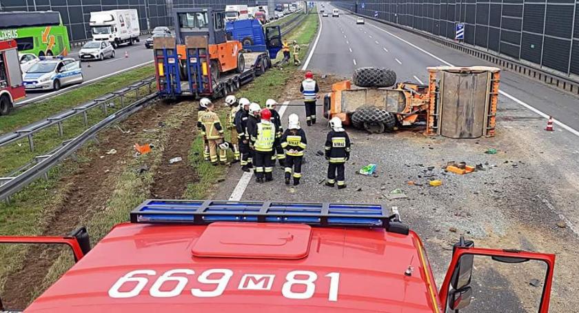 Pęknięta opona i jej skutki: walec na boku, ciężarówka w barierkach [ZDJĘCIA]