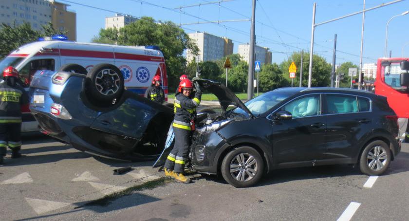 Dachowanie na skrzyżowaniu. Straż publikuje zdjęcia