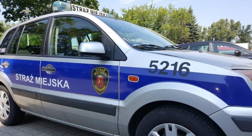 Obnażał się przed szkołą. Ujęty przez strażników miejskich