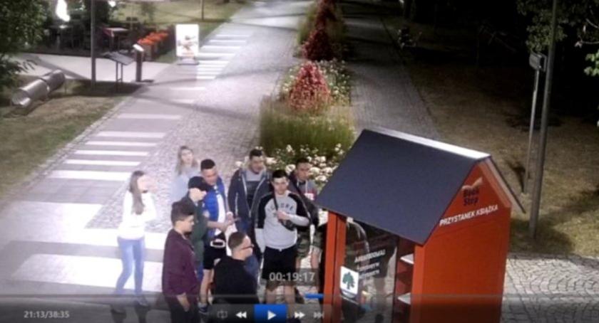 Zdemolowali zabawki w parku. Szuka ich policja [ZDJĘCIA]