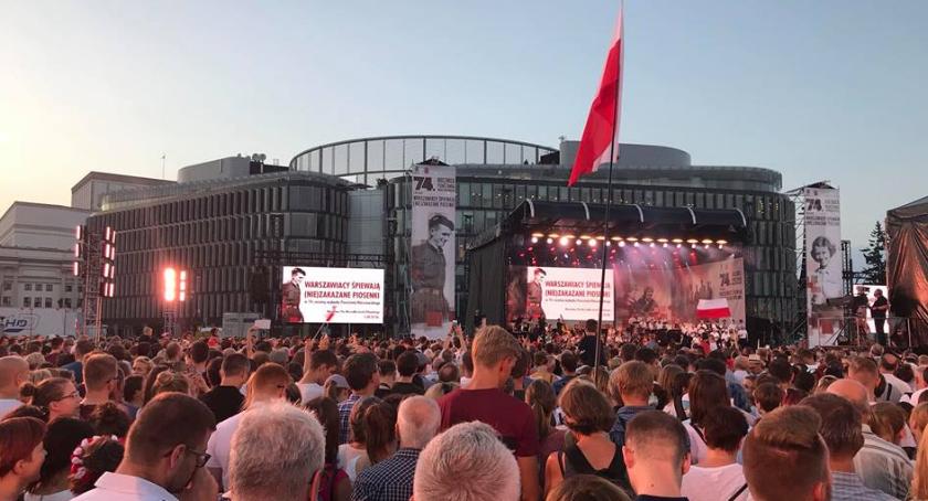 Warszawiacy śpiewają (nie)zakazane piosenki na Placu Piłsudskiego [FILM]