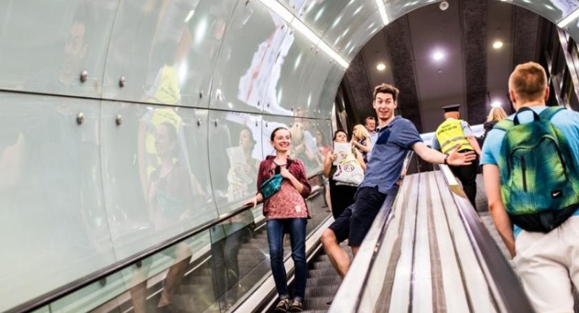 Pasażerowie metra coraz młodsi. Wyniki ankiety