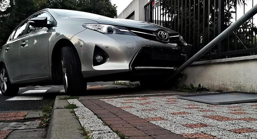 Zderzenie toyoty z mazdą. Sprawca kolizji odmówił przyjęcia mandatu