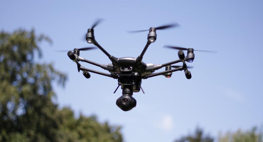 Dron wleciał na lotnisko Chopina. Policja szuka operatora