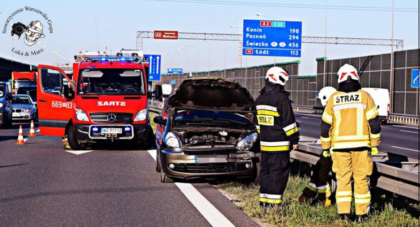Ciężki poranek na A2: citroen wjechał w barierki [ZDJĘCIA]