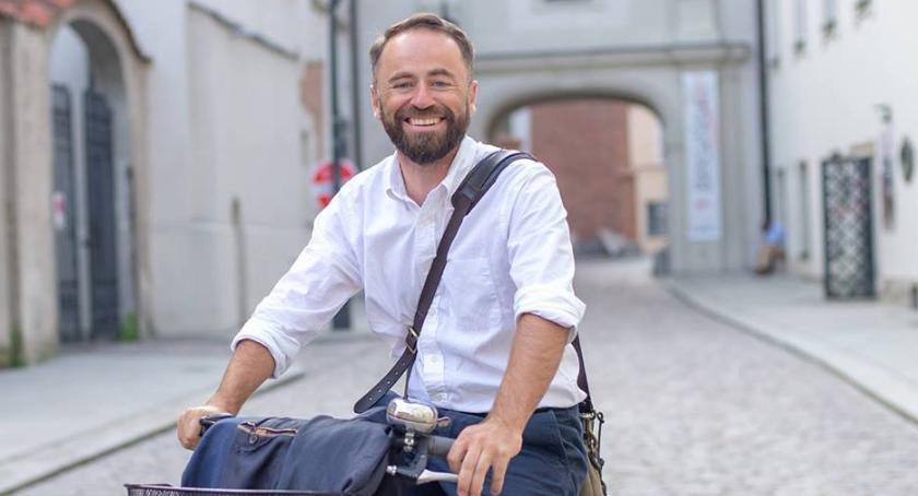 Michał Olszewski miał wypadek. Mokotowskie śmieci teraz w rękach Marcina Wojdata