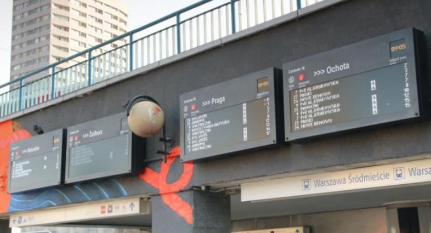 Nowe wyświetlacze przy metrze Centrum