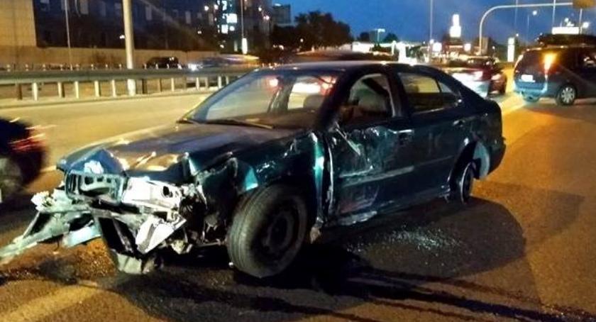 Skosił słupki, porzucił auto i uciekł