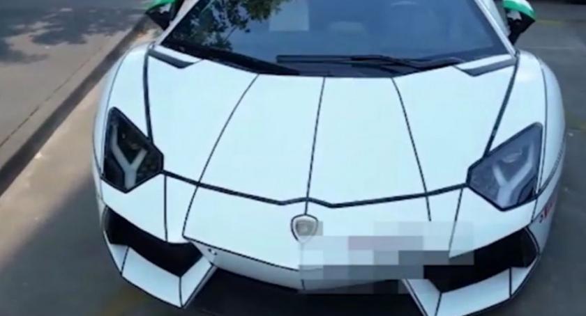 Zamiast do Londynu trafiło do Warszawy. Lamborghini odzyskane przez stołeczną policję