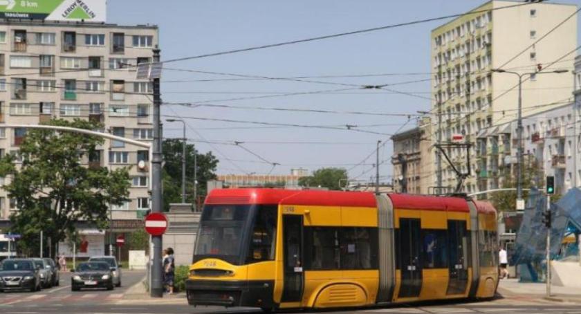 Uderzył kontrolera i uciekł z tramwaju