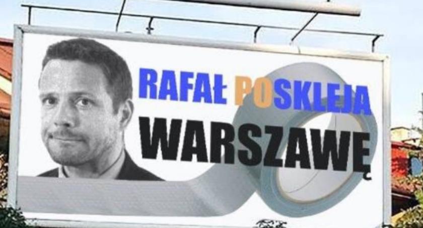 Trzaskowski klei taśmą drzwi [MEMY]