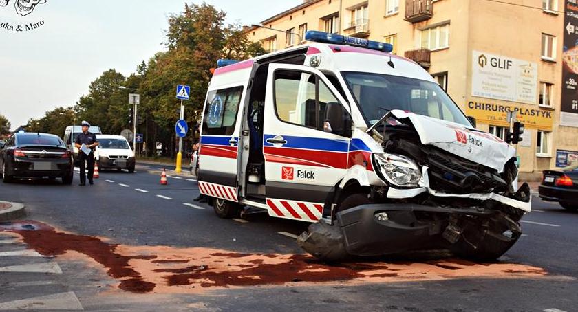 Zderzenie karetki na sygnale z samochodem osobowym [ZDJĘCIA]