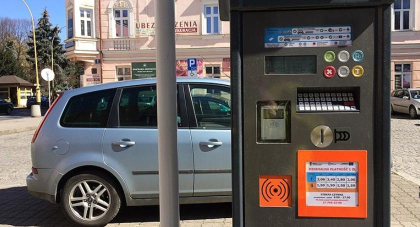 Kontrolerka uderzona i popchnięta na ulicę