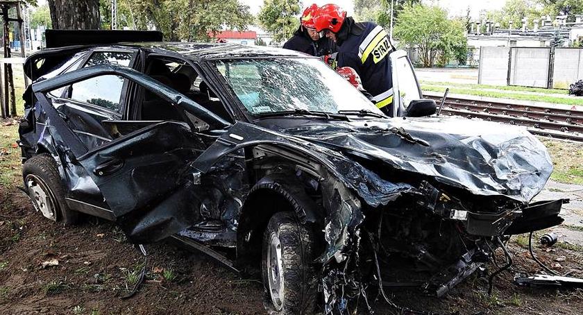 Saab jechał za szybko...uszkodził dwa auta, zgubił silnik, zatrzymał się na drzewie...[ZDJĘCIA]