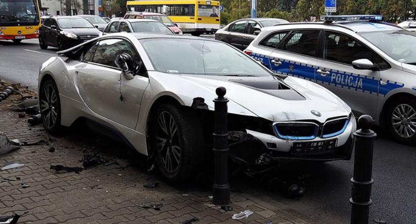 Zepchnął BMW na słupki... [ZDJĘCIA]
