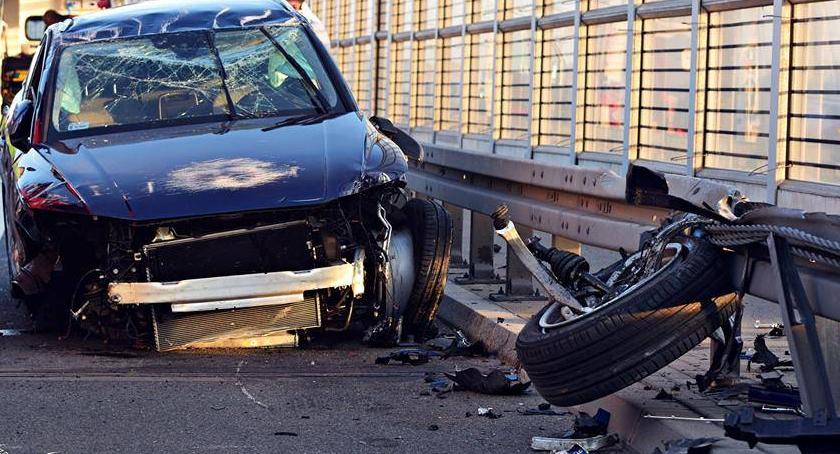 Groźny wypadek na S2 - auto na barierach [ZDJĘCIA]