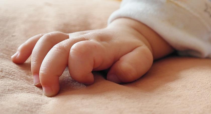 Głodziła 6-tygodniowe dziecko. Maluch był skrajnie niedożywiony. Dramat na Bródnie