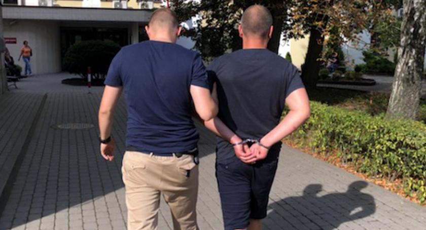 Skatował kolegę, potem zostawił w płonącym budynku...