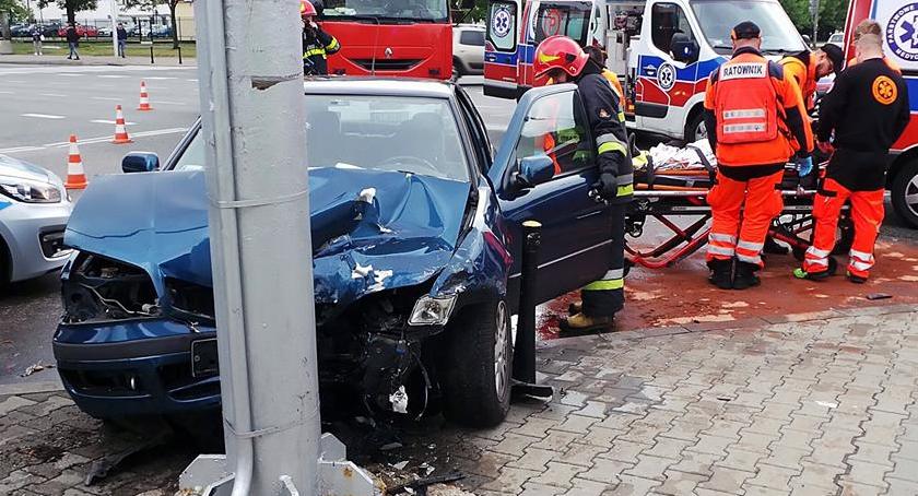 Groźny wypadek na Ochocie. Dwie osoby ranne [ZDJĘCIA]