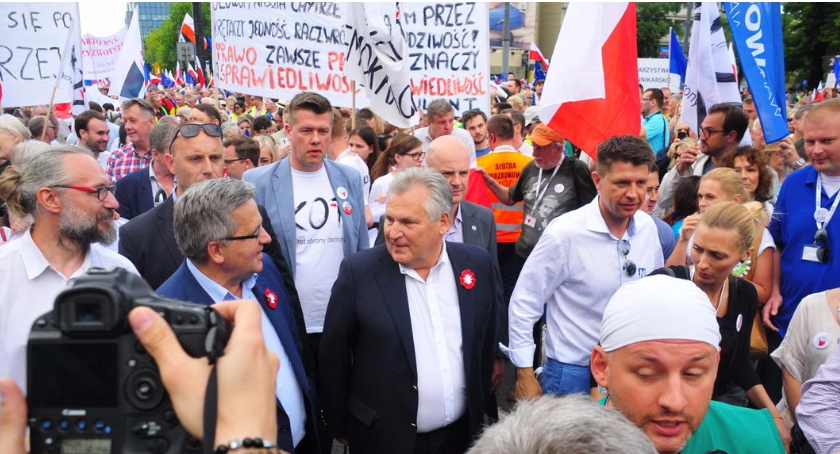 Wszyscy dla Wolności. Kolejny marsz KOD przeszedł przez Warszawę [ZDJĘCIA]
