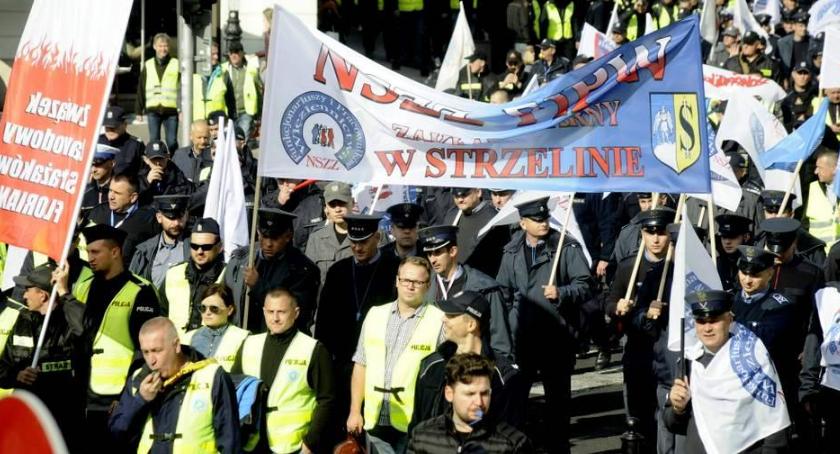 Trwa protest służb mundurowych - 20 tys. osób na ulicach miasta [ZDJĘCIA]
