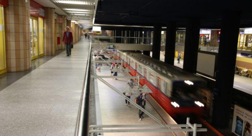 Schody na stacji Centrum wciąż nieczynne 