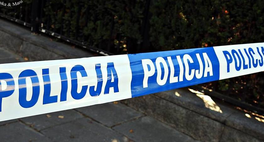 Porzucone auto z włączonym silnikiem w centrum miasta