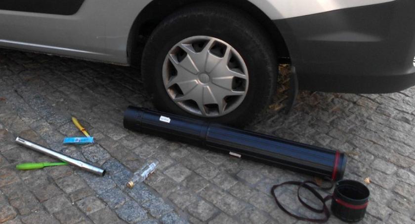 Celował z metalowej rury do przechodniów, miał przy sobie trzy noże i...butelkę po wódce