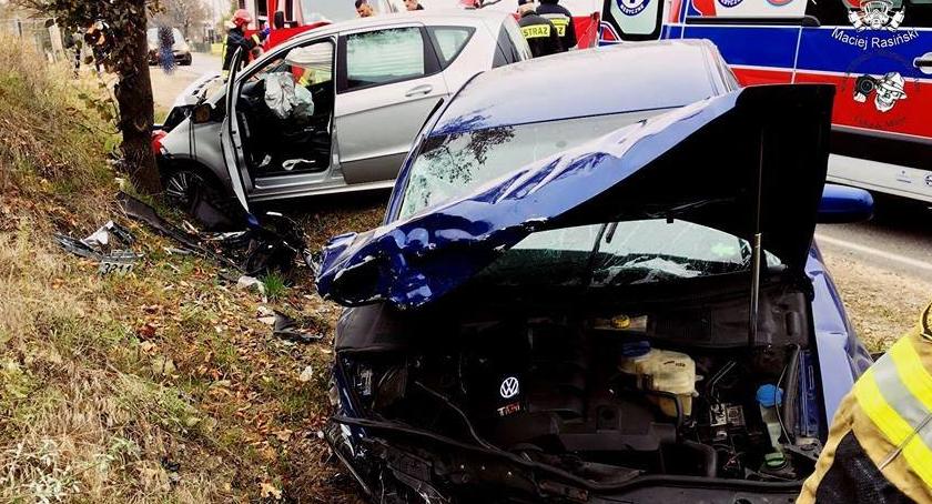 Czołowe zderzenie mercedesa z volkswagenem [ZDJĘCIA]