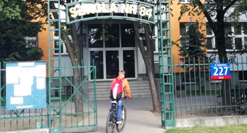 Na Targówku tłumy w lokalach wyborczych. Kolejki po karty liczą po kilkadziesiąt osób
