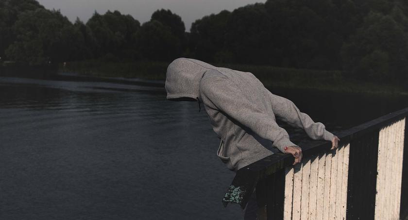17-latka chciała skoczyć z mostu. Kolejna próba samobójcza