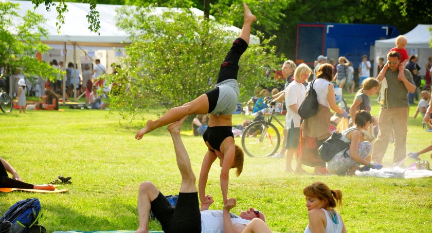 Dzień Jogi - Festiwal Dnia Jogi – na Polu Mokotowskim