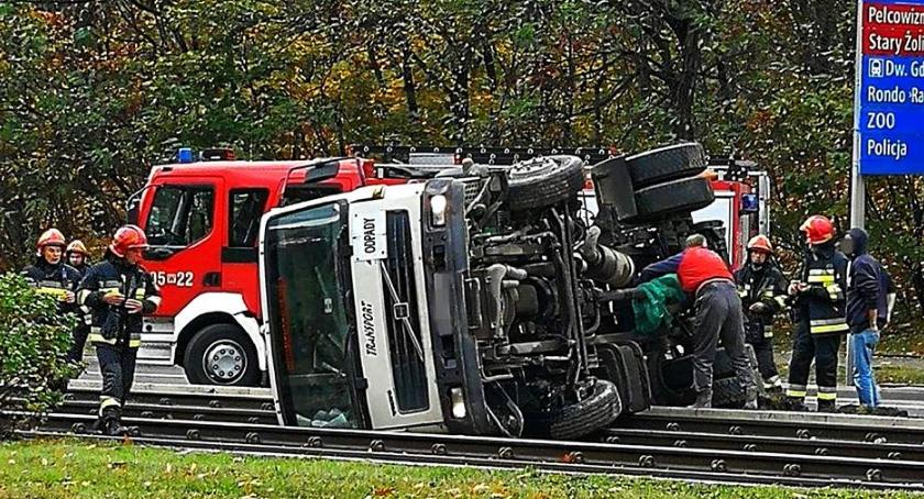 Ciężarówka na torach tramwajowych [ZDJĘCIA]