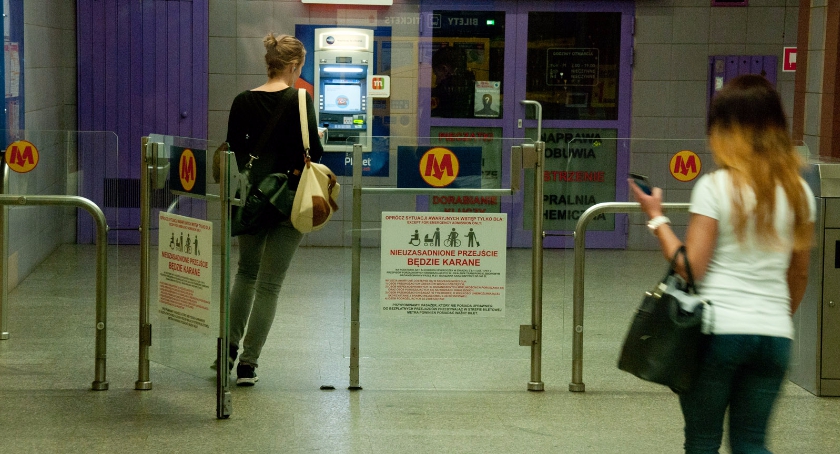 Nieuzasadnione przejście przez bramki w metrze może kosztować 500 zł