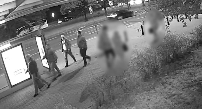 Pobili przypadkowego przechodnia. Szuka ich policja