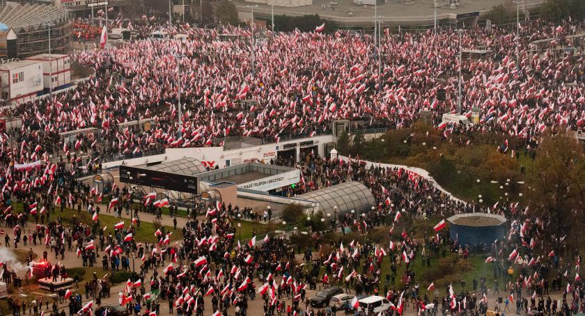 Ponad 200 tys. osób na Marszu Niepodległości [ZDJĘCIA]