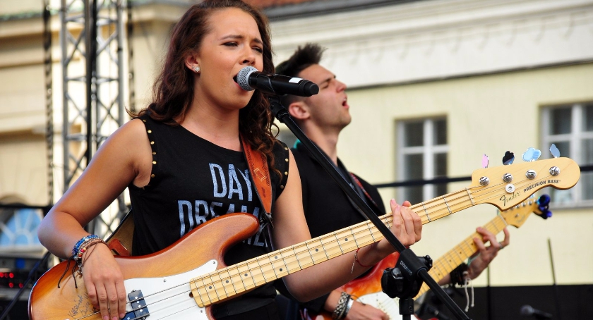 Koncert „Wystarczy Iskra” na skwerze Hoovera w Warszawie
