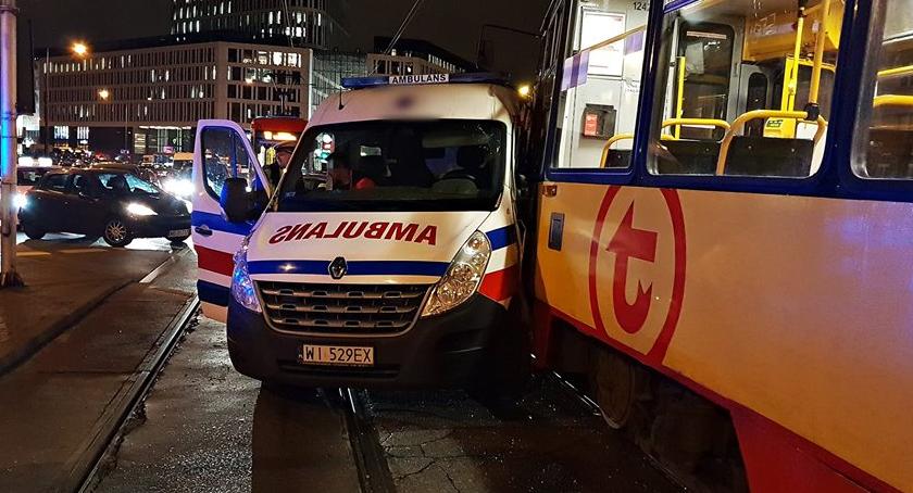 Zderzenie karetki z tramwajem [ZDJĘCIA]