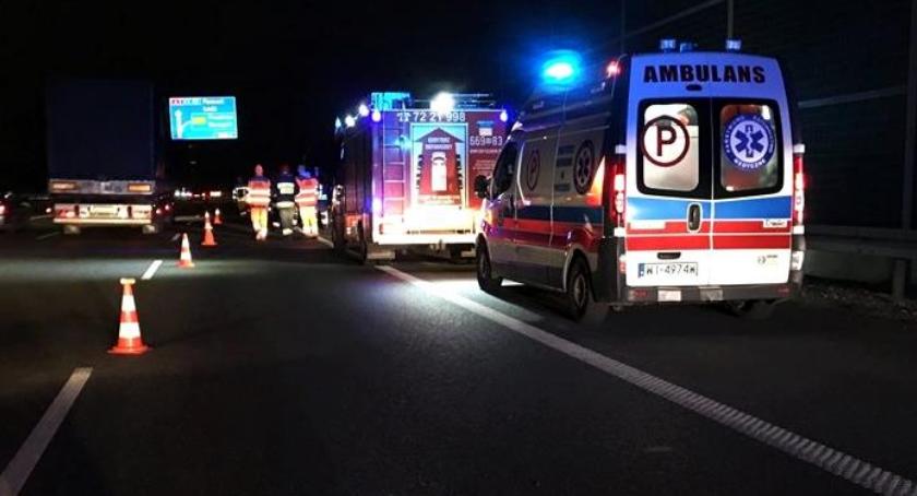 Wjechał w odgrodzony teren wypadku, uderzył w strażaka, straszył znajomościami w policji