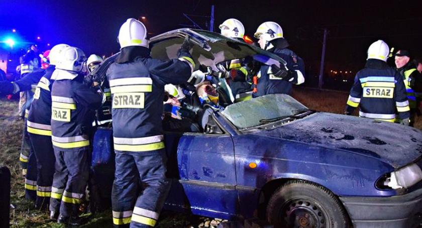 Legionowo: samochód na torach na niestrzeżonym przejeździe... [ZDJĘCIA]