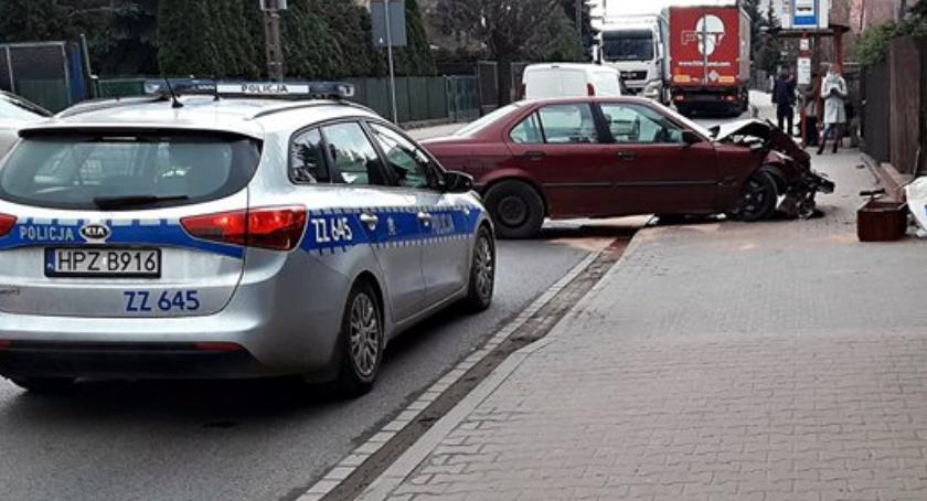 Uderzyła w drugi samochód, potem w płot. Uciekła z miejsca zdarzenia, była pijana [ZDJĘCIA]