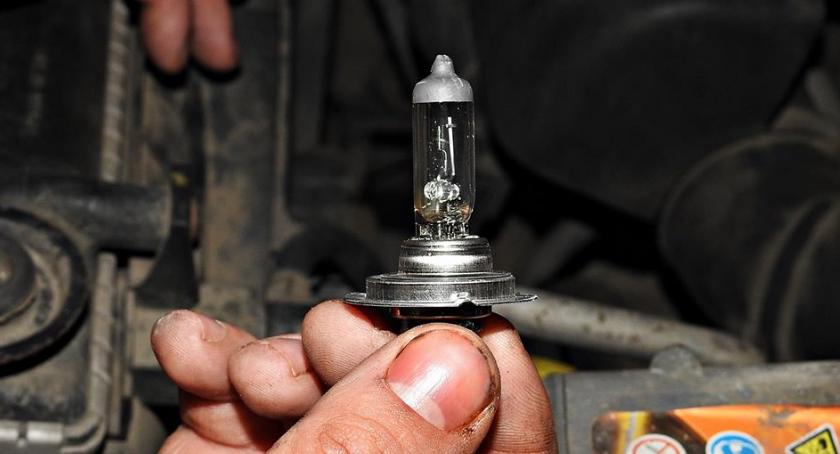 Mechanik, który po godzinach wymienił w aucie żarówkę wygrał ze skarbówką