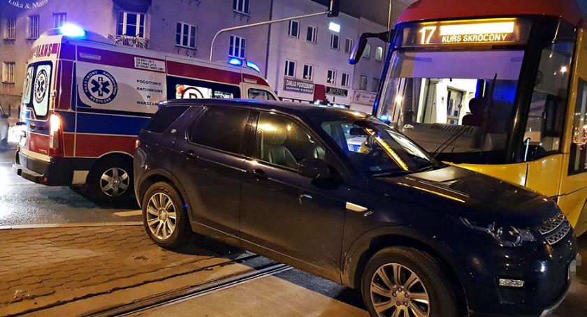 Zderzenie samochodu z tramwajem. Jedna osoba ranna [ZDJĘCIA]