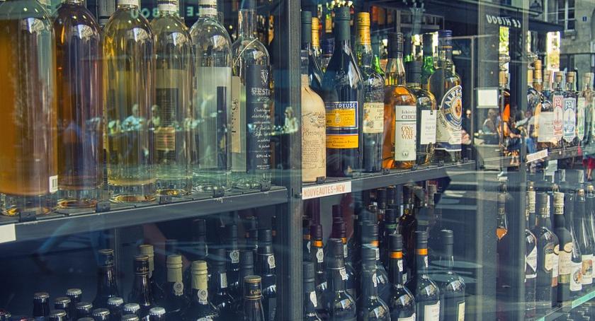 Łomianki: podczas kupowania alkoholu zamieniali kody kreskowe