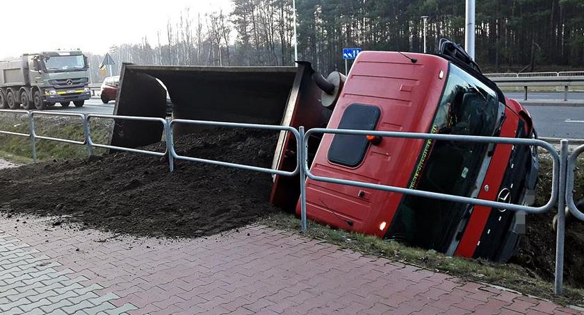 Zderzenie ciężarówki z Porsche Cayenne [ZDJĘCIA]