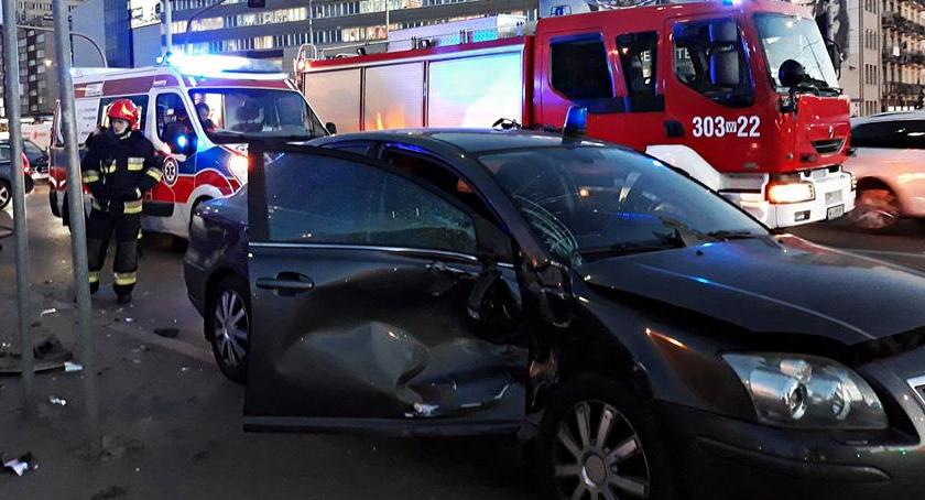 Samochód osobowy zderzył się z nieoznakowanym radiowozem [ZDJĘCIA]