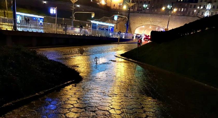 Szklanka na drogach i chodnikach. Uważajcie! [drastyczne ZDJĘCIE]
