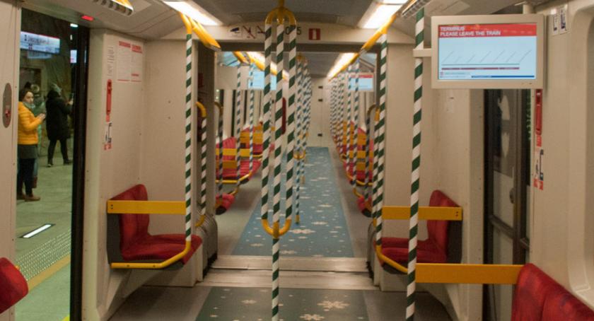 Już jest! Metro w świątecznej odsłonie [ZDJĘCIA]